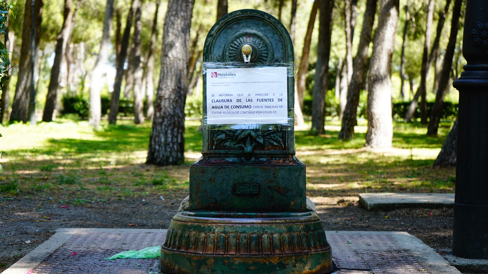 Texto Alternativo: El Gobierno de Móstoles precinta las fuentes públicas de agua potable como medida preventiva ante la COVID-19