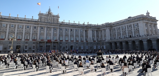 Texto Alternativo: Vecinos y vecinas afectados por la Covid-19 y familiares de fallecidos por la enfermedad representaron a la ciudad en el Homenaje de Estado a las Víctimas del Coronavirus
