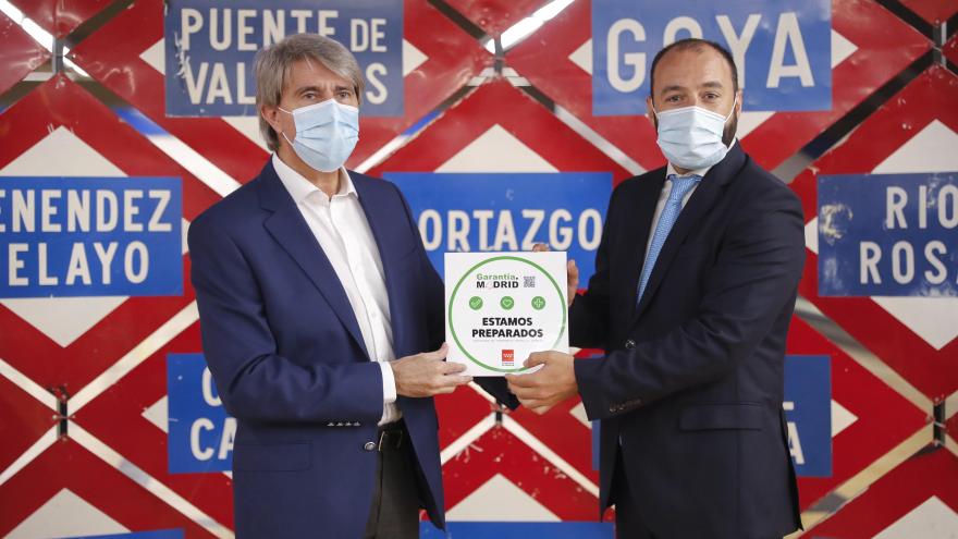 Texto Alternativo: El Gobierno de la Comunidad de Madrid entrega el sello Garantía Madrid a Metro por las buenas prácticas frente al COVID-19