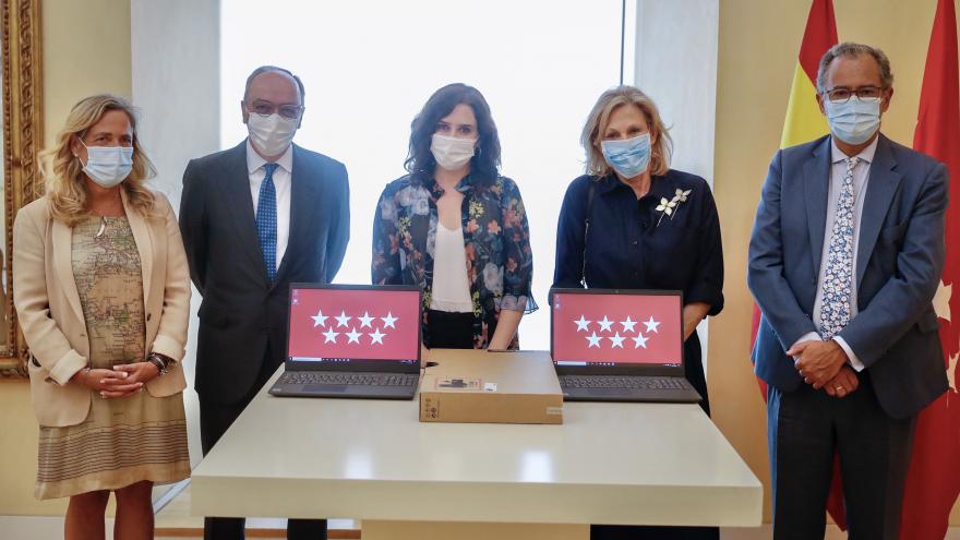 Texto Alternativo: Díaz Ayuso agradece a la Fundación AGH la donación de 1.500 PC para alumnos sin recursos