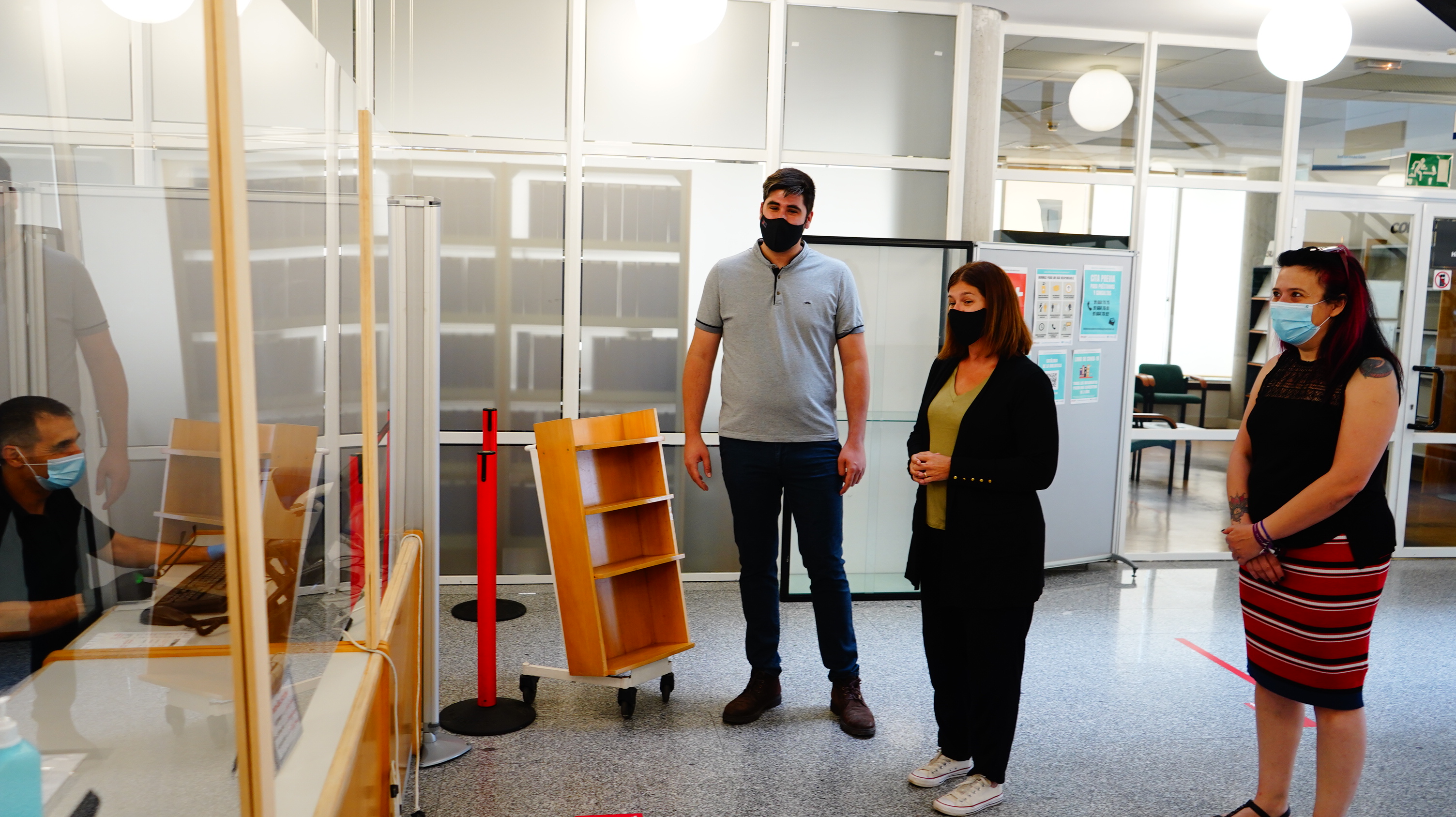 Texto Alternativo: La Alcaldesa de Móstoles, Noelia Posse, visita las instalaciones de la Biblioteca Central tras su reapertura