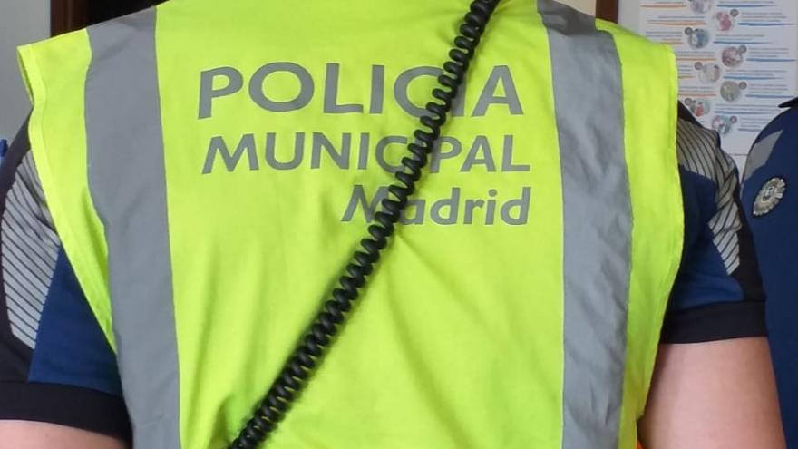 Texto Alternativo: El Gobierno de la Comunidad de Madrid colabora en un operativo policial contra falsificaciones textiles en Fuenlabrada