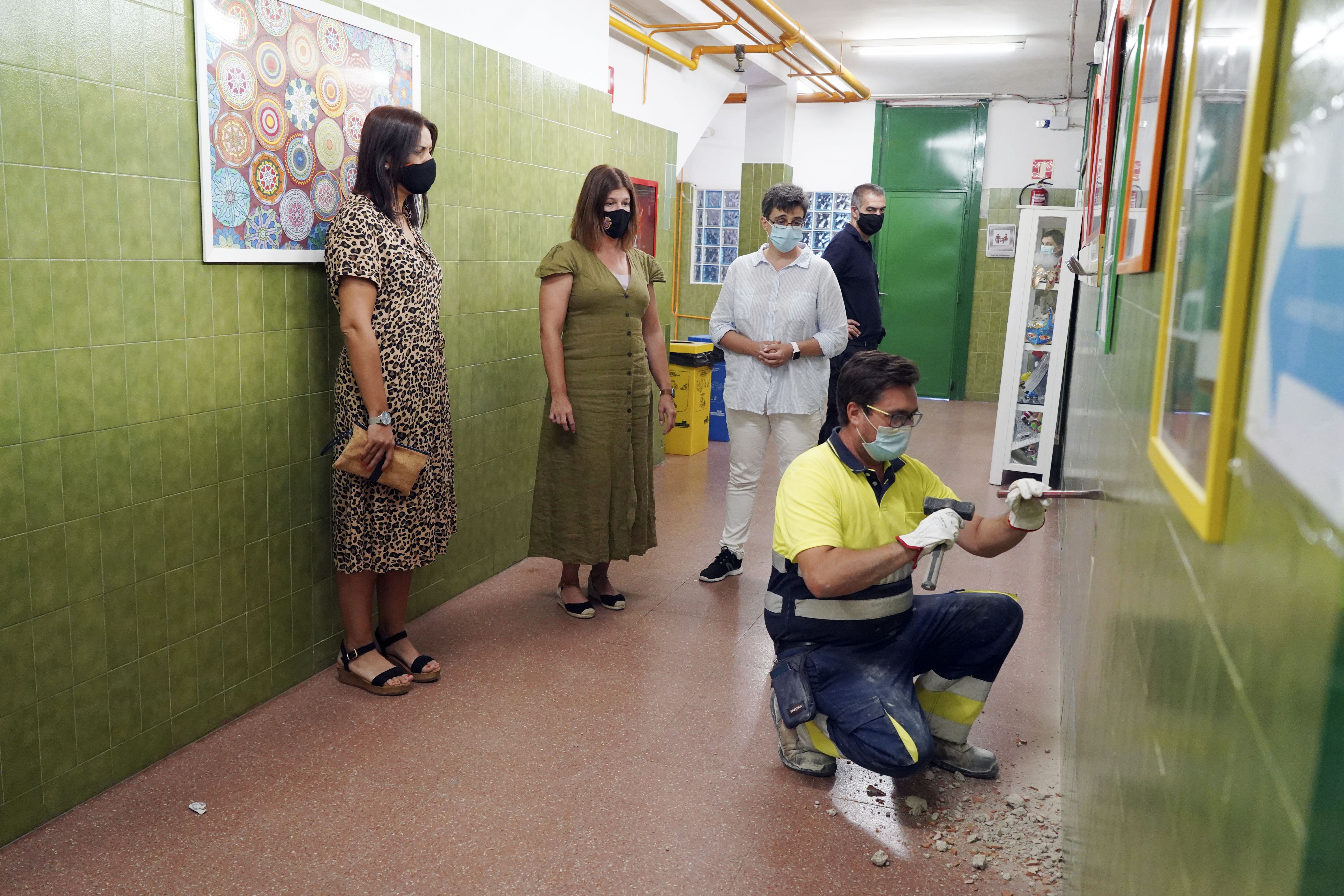 Texto Alternativo: La Alcaldesa de Móstoles, Noelia Posse, visita obras de mejora y mantenimiento de los centros educativos