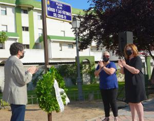 Texto Alternativo: Alcorcón rinde homenaje a las víctimas y héroes del COVID-19 en la plaza que desde hoy llevará su nombre