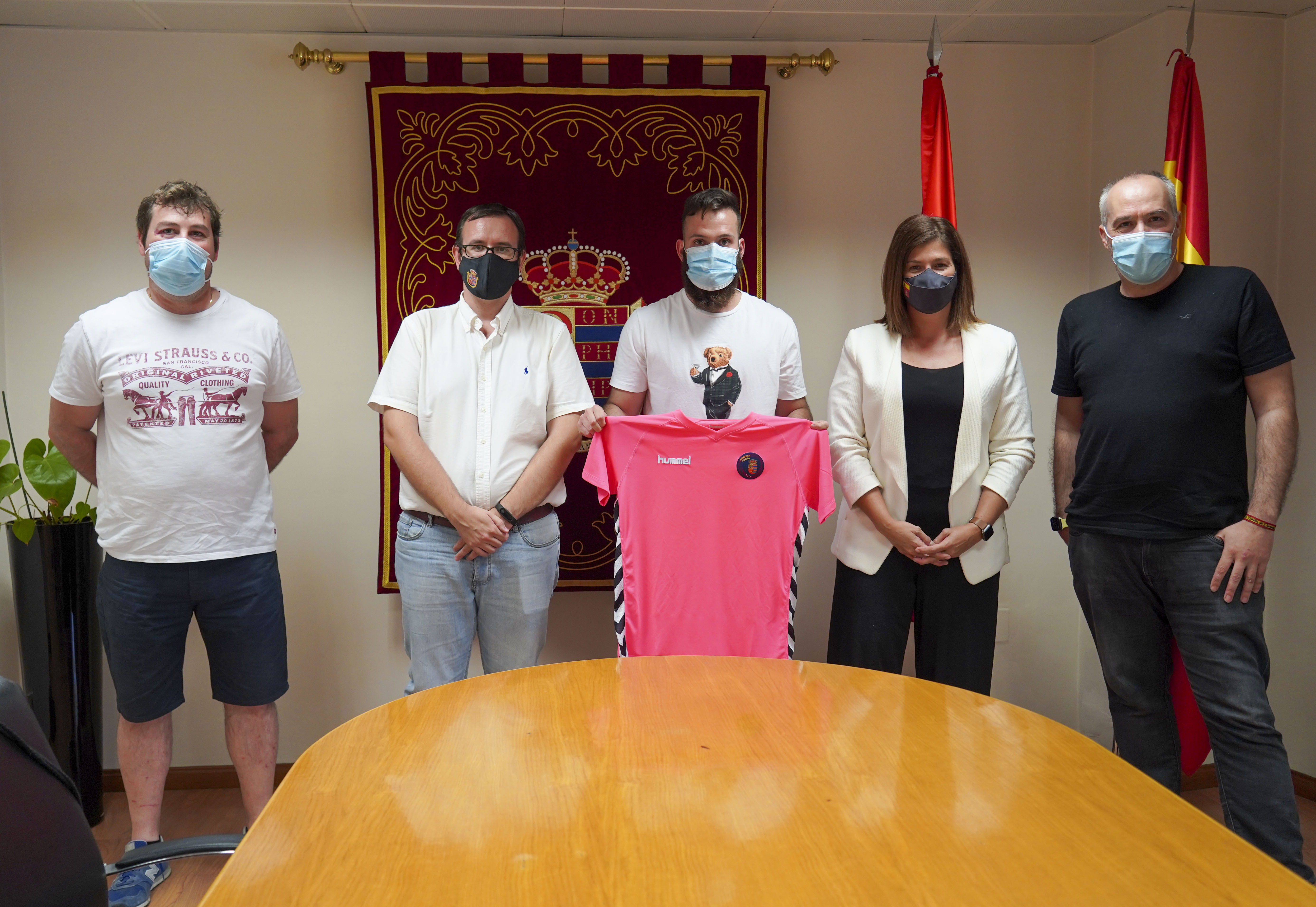 Texto Alternativo: La Alcaldesa recibe a los representantes del CD Móstoles de fútbol sala