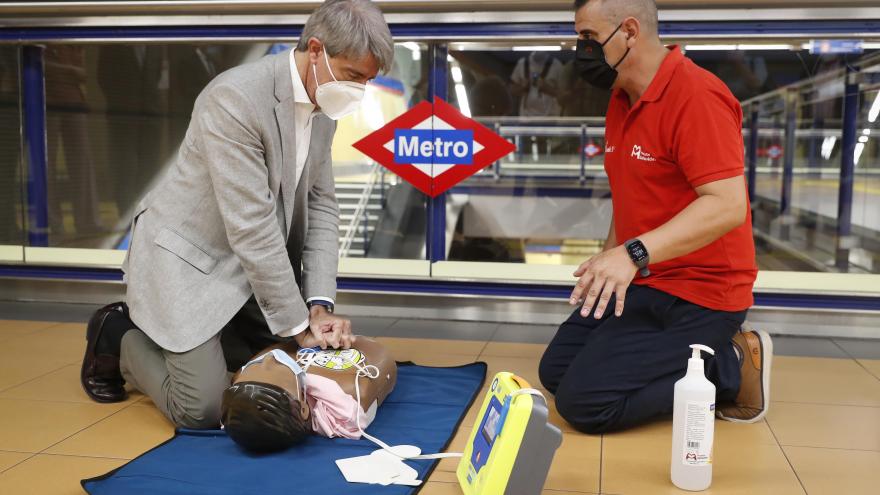 Texto Alternativo: El Gobierno de la Comunidad de Madrid tendrá desfibriladores en todas las estaciones de Metro antes de que acabe el año