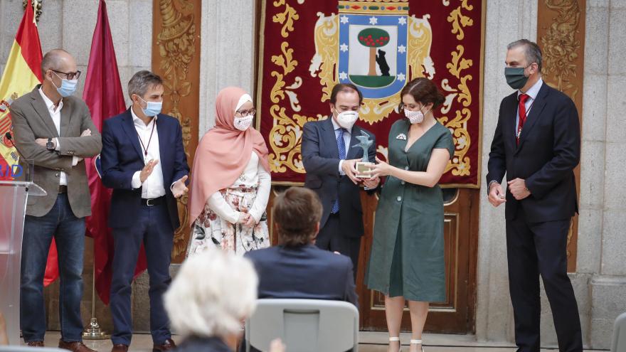 Texto Alternativo: Díaz Ayuso asiste a la celebración de la festividad de la Virgen de la Paloma