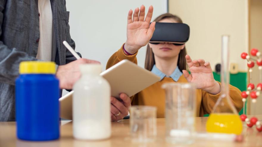 Texto Alternativo: Aumentamos un 70% los colegios e institutos participantes en el Plan STEMadrid