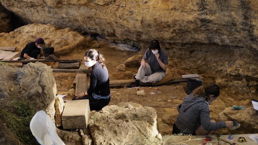 Texto Alternativo: Protección frente al COVID-19 en la nueva campaña de excavaciones en el Valle de los Neandertales