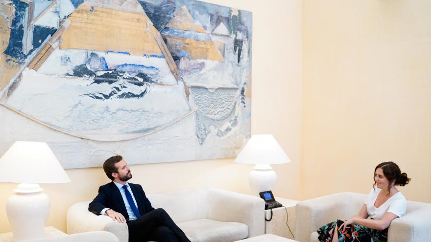 Texto Alternativo: Díaz Ayuso el Gobierno de la Comunidad de Madrid presenta el plan de vuelta al colegio en Madrid al líder de la oposición, Pablo Casado