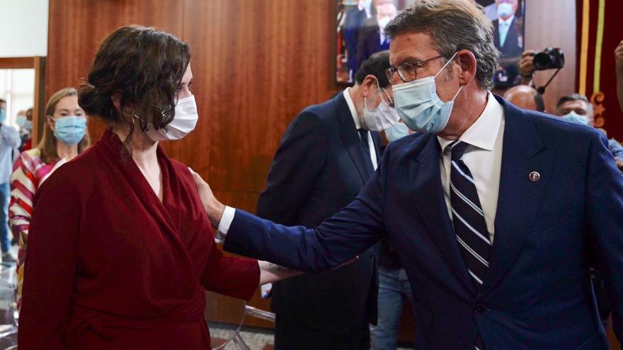 Texto Alternativo: Díaz Ayuso asiste a la toma de posesión de Núñez Feijóo como presidente de la Xunta de Galicia