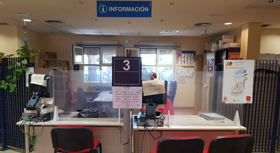 Texto Alternativo: El Ayuntamiento de Leganés instala 250 mamparas en los edificios municipales para garantizar la seguridad en la atención a la ciudadanía
