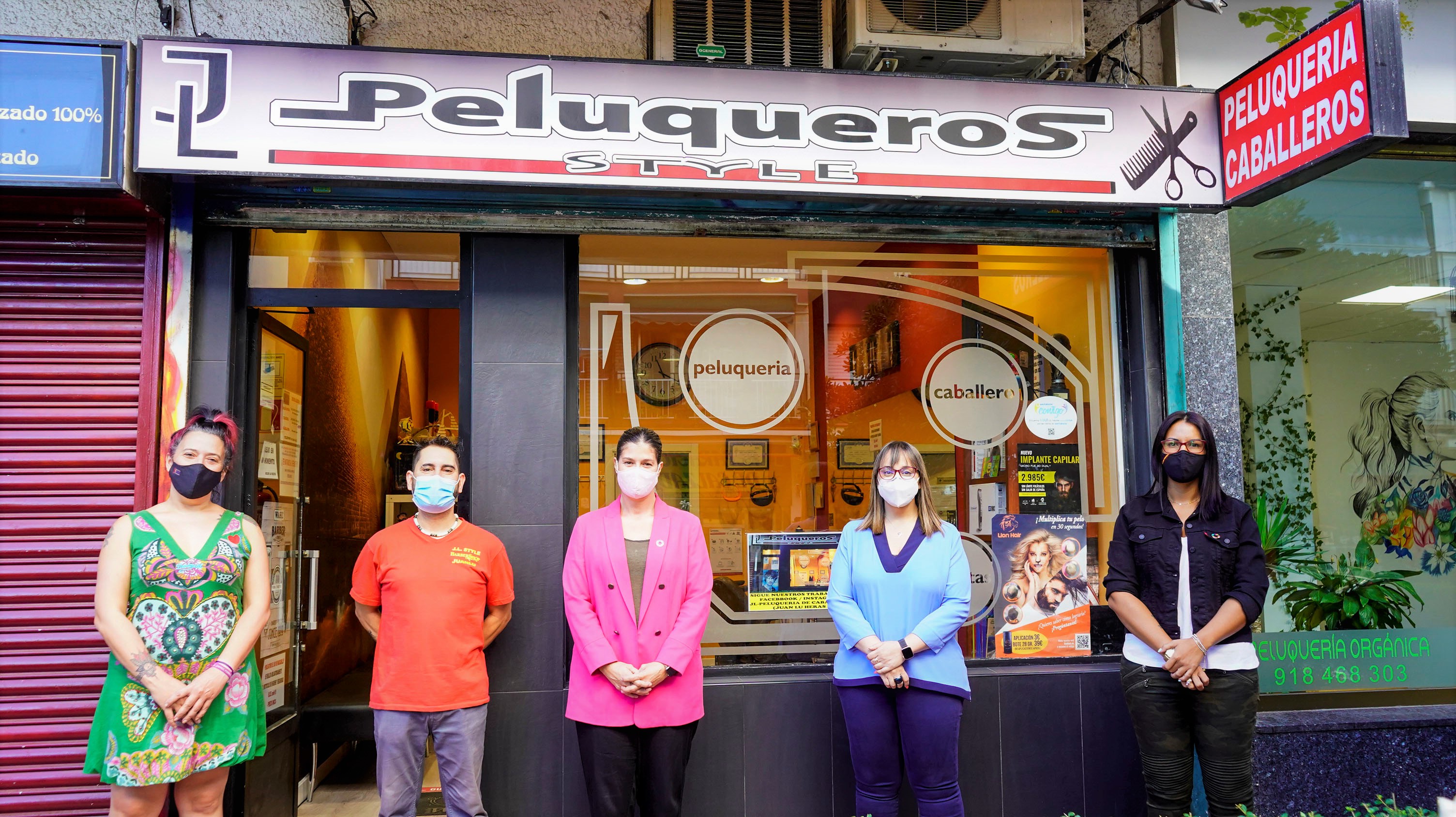 Texto Alternativo: La Alcaldesa de Móstoles, Noelia Posse, visita el establecimiento JL Peluqueros