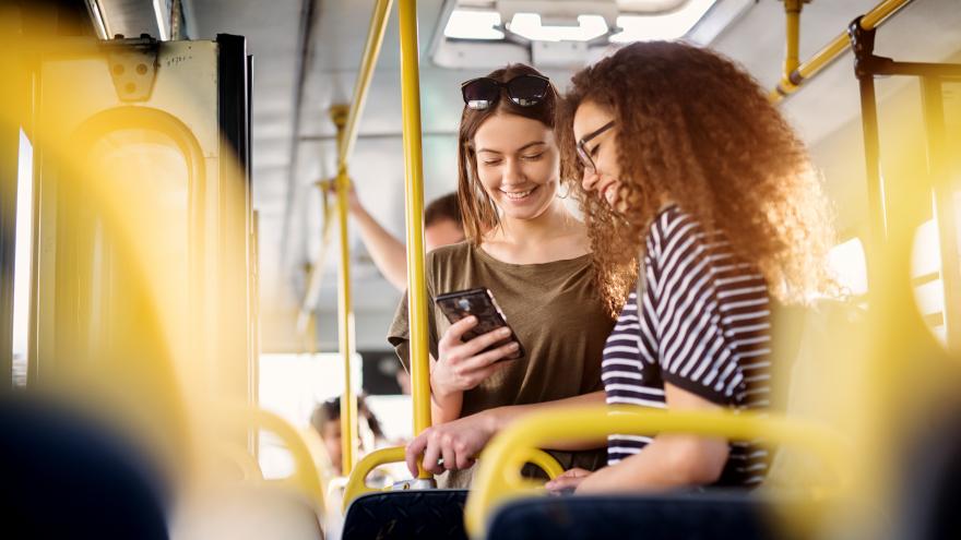 Texto Alternativo: Extendemos las paradas a demanda para mujeres y menores a toda la red de autobuses nocturnos