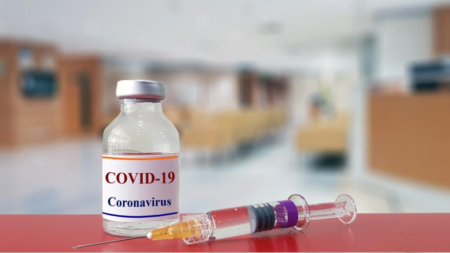 Texto Alternativo: El Gobierno de la Comunidad inicia la vacunación de voluntarios del primer ensayo clínico contra el COVID-19 en España