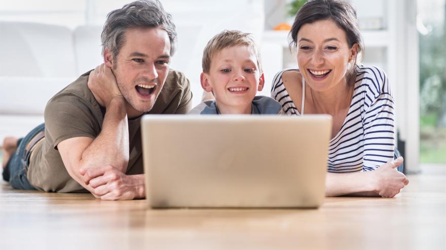 Texto Alternativo: Editamos un manual para ayudar a familias y centros educativos durante el curso escolar 2020/21