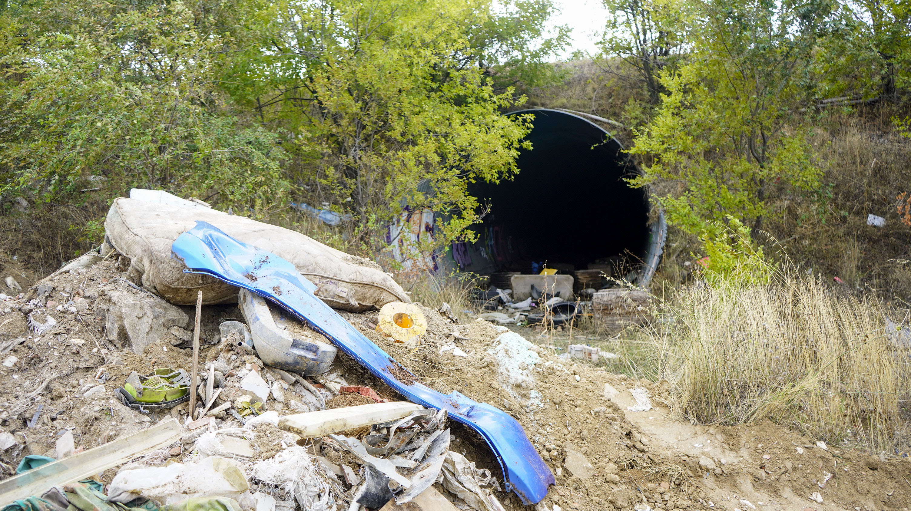 Texto Alternativo: El Ayuntamiento de Móstoles refuerza las actuaciones para desmantelar vertederos ilegales en el municipio