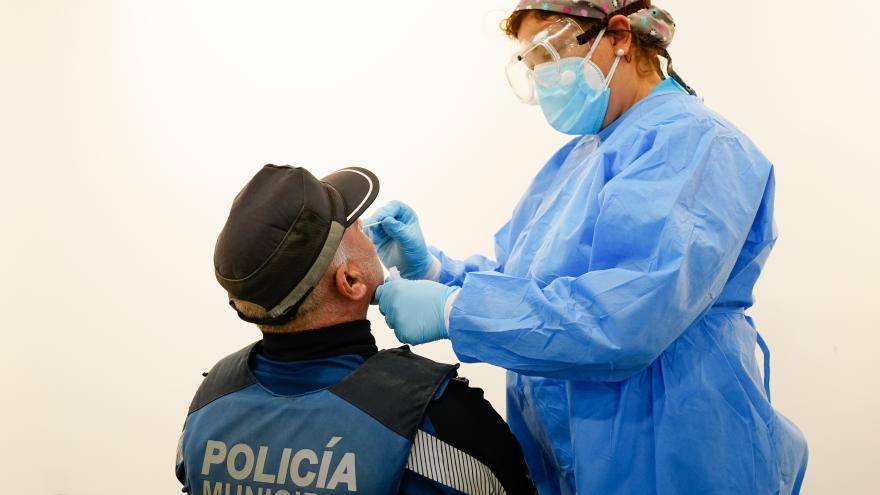 Texto Alternativo: Dotamos a los centros de salud con 2 millones de test de antígenos para diagnosticar el COVID-19