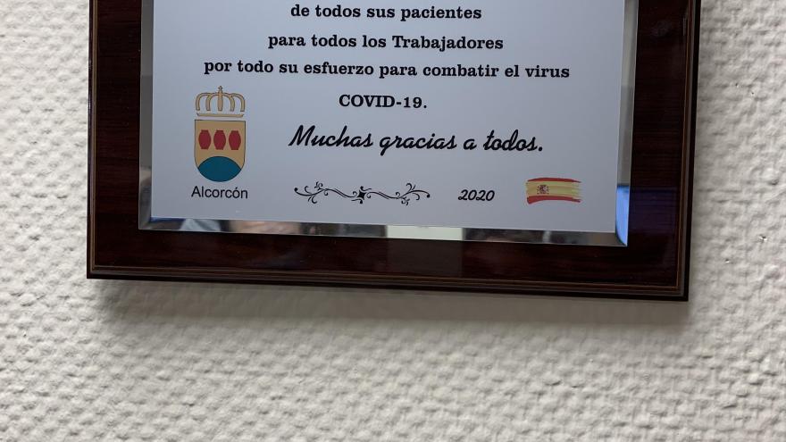Texto Alternativo: Los vecinos de Alcorcón entregan una placa en reconocimiento al Centro de Salud Gregorio Marañón