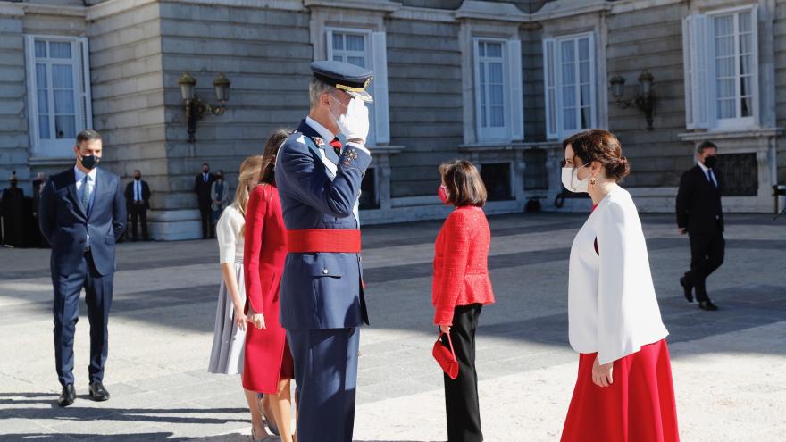 Texto Alternativo: Díaz Ayuso, con Sus Majestades los Reyes en la celebración de la Fiesta Nacional
