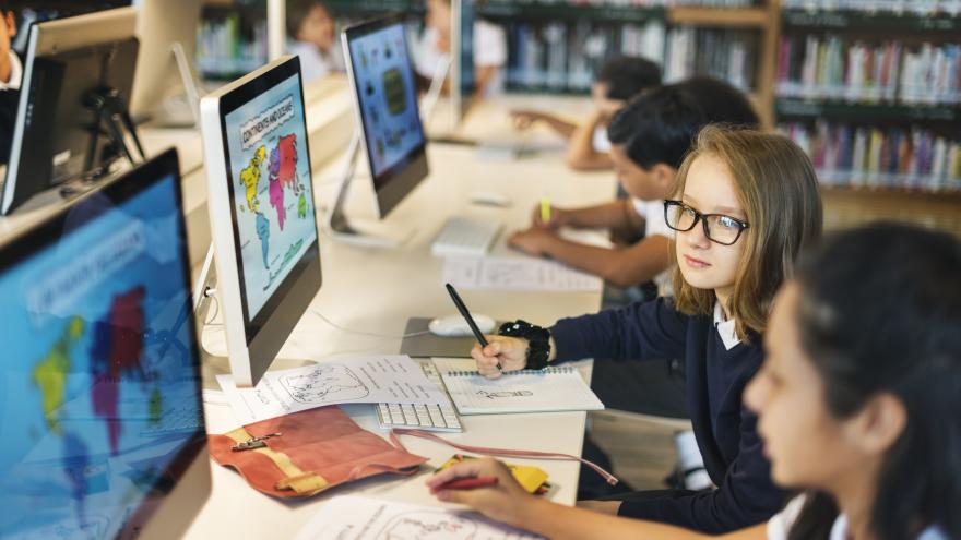 Texto Alternativo: Adquirimos más de 25.000 nuevos ordenadores para uso educativo