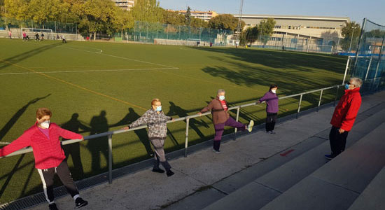 Texto Alternativo: El Ayuntamiento de Leganés retoma el programa de Mayores en Forma con grupos reducidos al aire libre y 712 participantes en las instalaciones deportivas