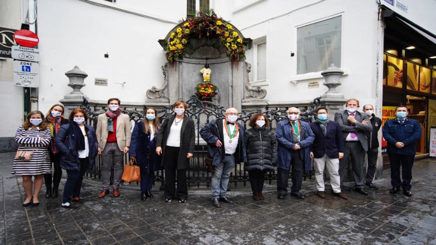 Texto Alternativo: Un traje confeccionado por pacientes del Hospital 12 de Octubre viste de nuevo al Manneken Pis