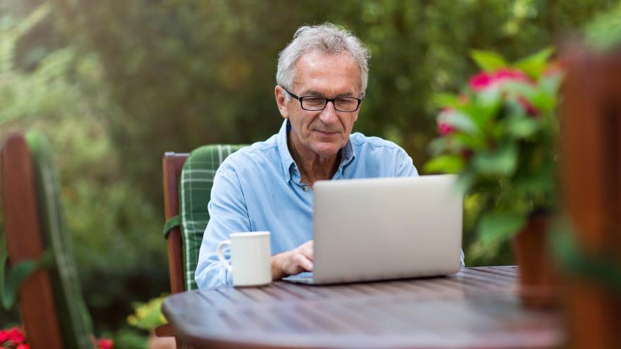 Texto Alternativo: El Gobierno de la Comunidad de Madrid propone en marcha un centenar de talleres online gratuitos para mayores de 60 años