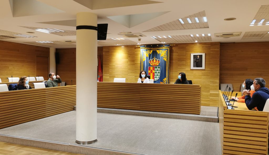 Texto Alternativo: La alcaldesa reclama a la presidenta regional medidas para evitar la marcha de Aciturri