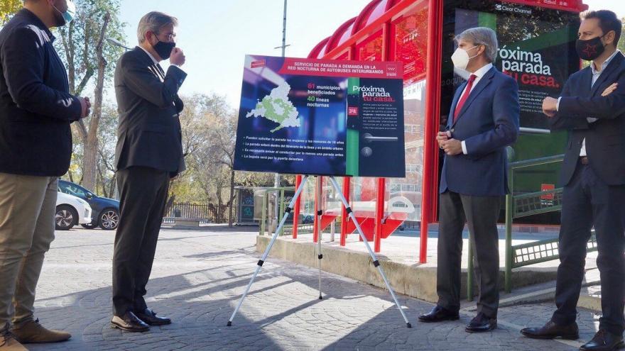 Texto Alternativo: El Gobierno de la Comunidad de Madrid amplia desde hoy las paradas a demanda para mujeres y menores a todos los interurbanos nocturnos
