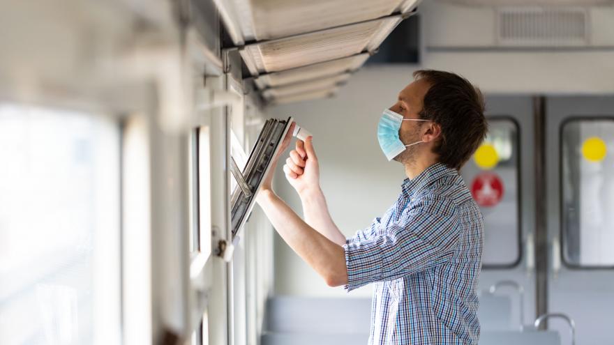 Texto Alternativo: Recomendamos ventilar frecuentemente los espacios cerrados para evitar la transmisión del COVID-19