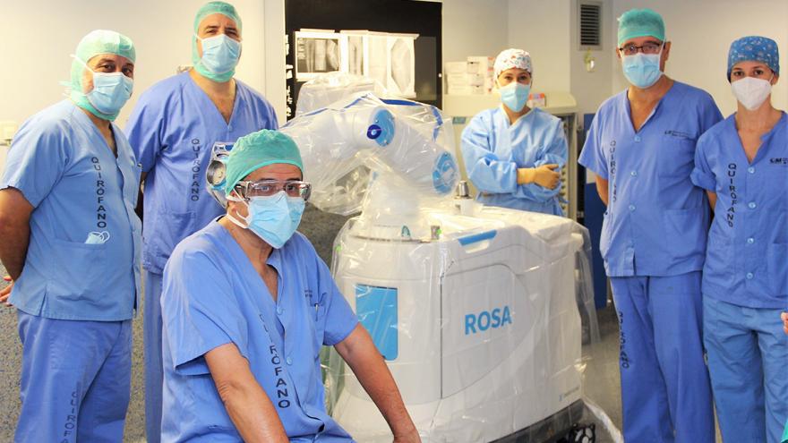 Texto Alternativo: El Clínico San Carlos implanta las primeras prótesis de rodilla con cirugía robótica en España