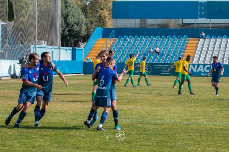 Texto Alternativo: La falta de acierto evita la victoria del Móstoles en El Soto (CD Móstoles 1-1 AD Parla)