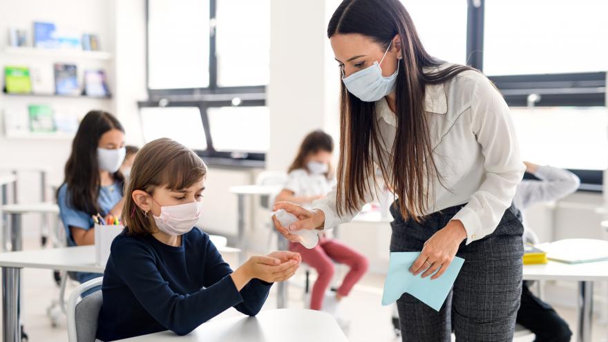 Texto Alternativo: Adquirimos 8.826 mamparas para evitar la transmisión del COVID-19 en los centros docentes