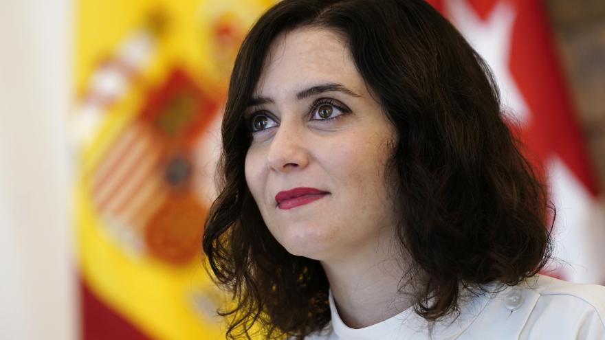 Texto Alternativo: Díaz Ayuso aplaude que el Gobierno haya accedido a su petición de exigir PCR en origen