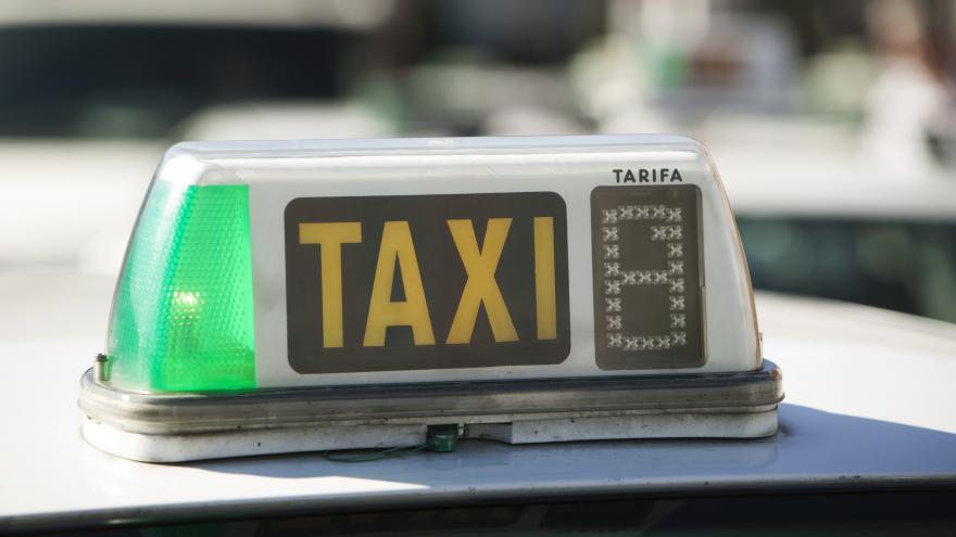 Texto Alternativo: Impulsamos un servicio de taxi a demanda en la Sierra Norte que empezará antes de finalizar el año