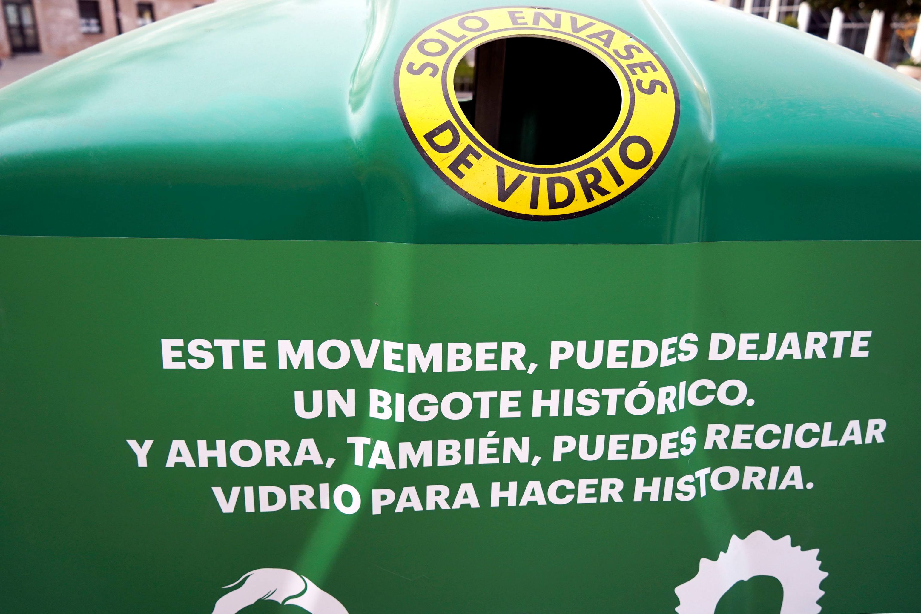 Texto Alternativo: Móstoles se adhiere a la campaña de Ecovidrio Bigotes que cambian la historia contra el cáncer de próstata y testicular