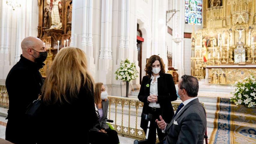 Texto Alternativo: Díaz Ayuso conmemora el Día Mundial en Recuerdo de las Víctimas de Accidente de Tráfico