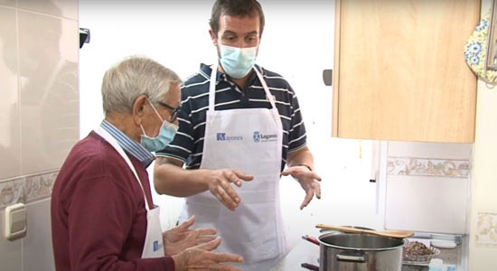 Texto Alternativo: Academia Mayorchef, un programa del Ayuntamiento de Leganés que enseña a cocinar, realizar la compra y planificar la economía doméstica a hombres mayores que se encuentran solos