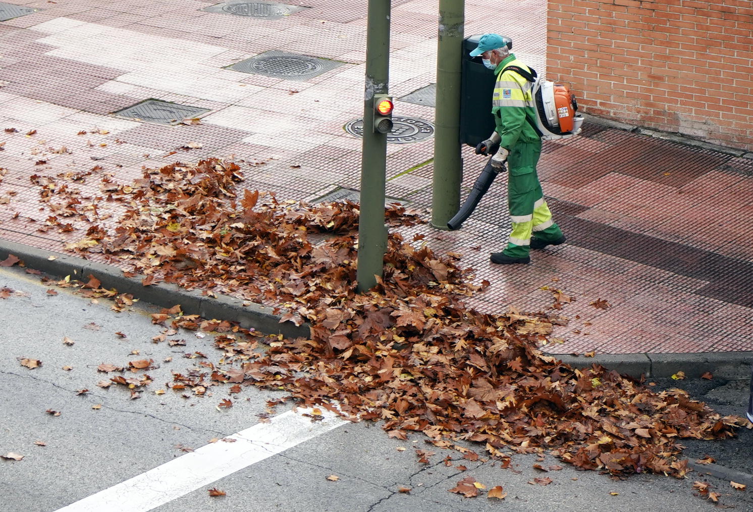 Texto Alternativo: El Gobierno de Móstoles refuerza el servicio de limpieza viaria para la recogida de la hoja en la vía pública