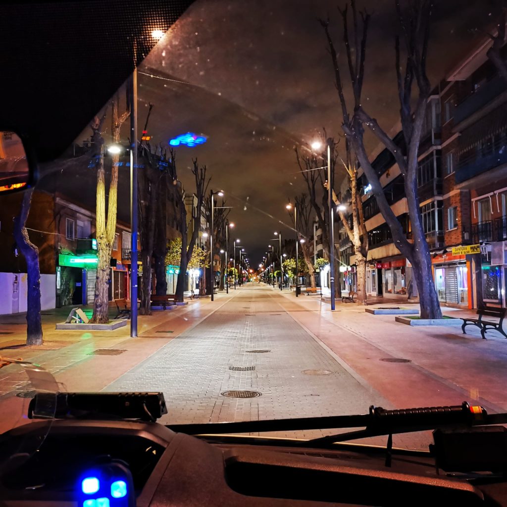 Texto Alternativo: Policía Local cursa 23 denuncias a los clientes de un bar abierto fuera de horario