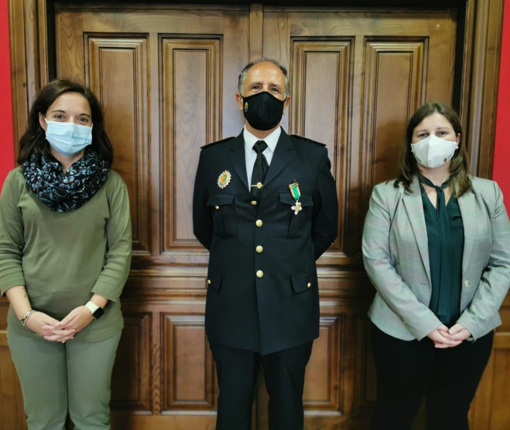 Texto Alternativo: El Jefe de la Policía Local de Getafe recibe la Cruz al Mérito Policial