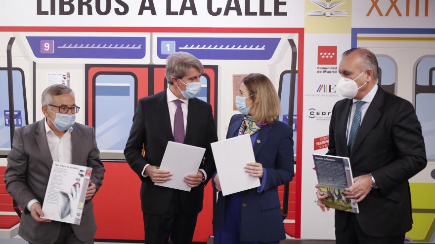 Texto Alternativo: El Gobierno de la Comunidad de Madrid a cerca los grandes autores a los usuarios del transporte público con Libros a la Calle