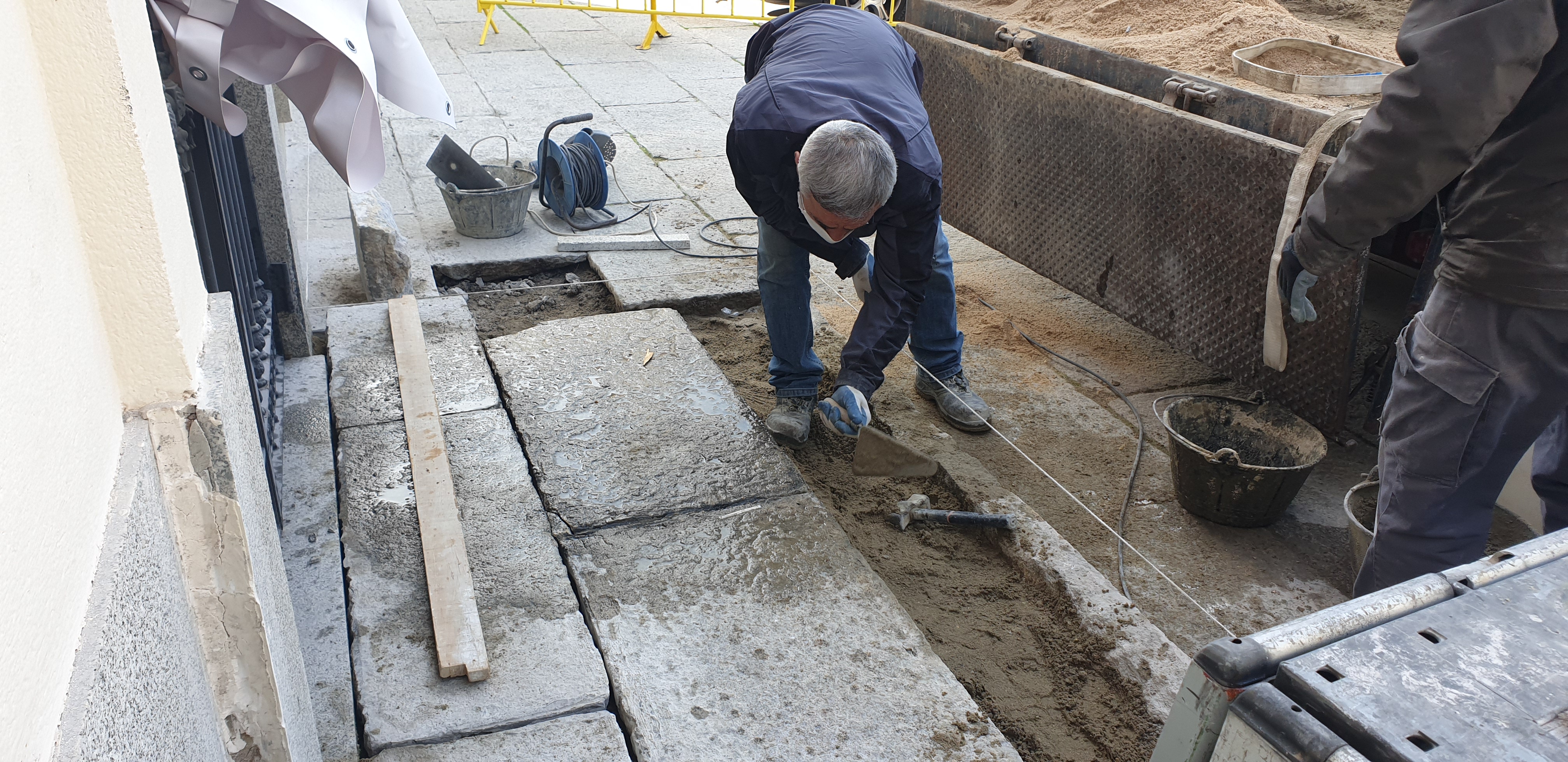 Texto Alternativo: Se inician las obras para habilitar el acceso al Ayuntamiento a personas con movilidad reducida