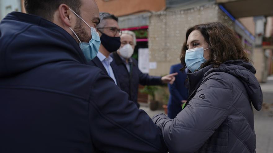 Texto Alternativo: Díaz Ayuso traslada a los hosteleros catalanes las medidas antiCOVID-19 de Madrid
