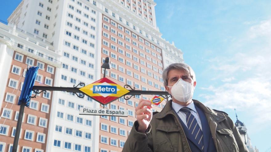 Texto Alternativo: Rediseñamos el Metro de Plaza de España, con la bandera nacional en homenaje a la Constitución