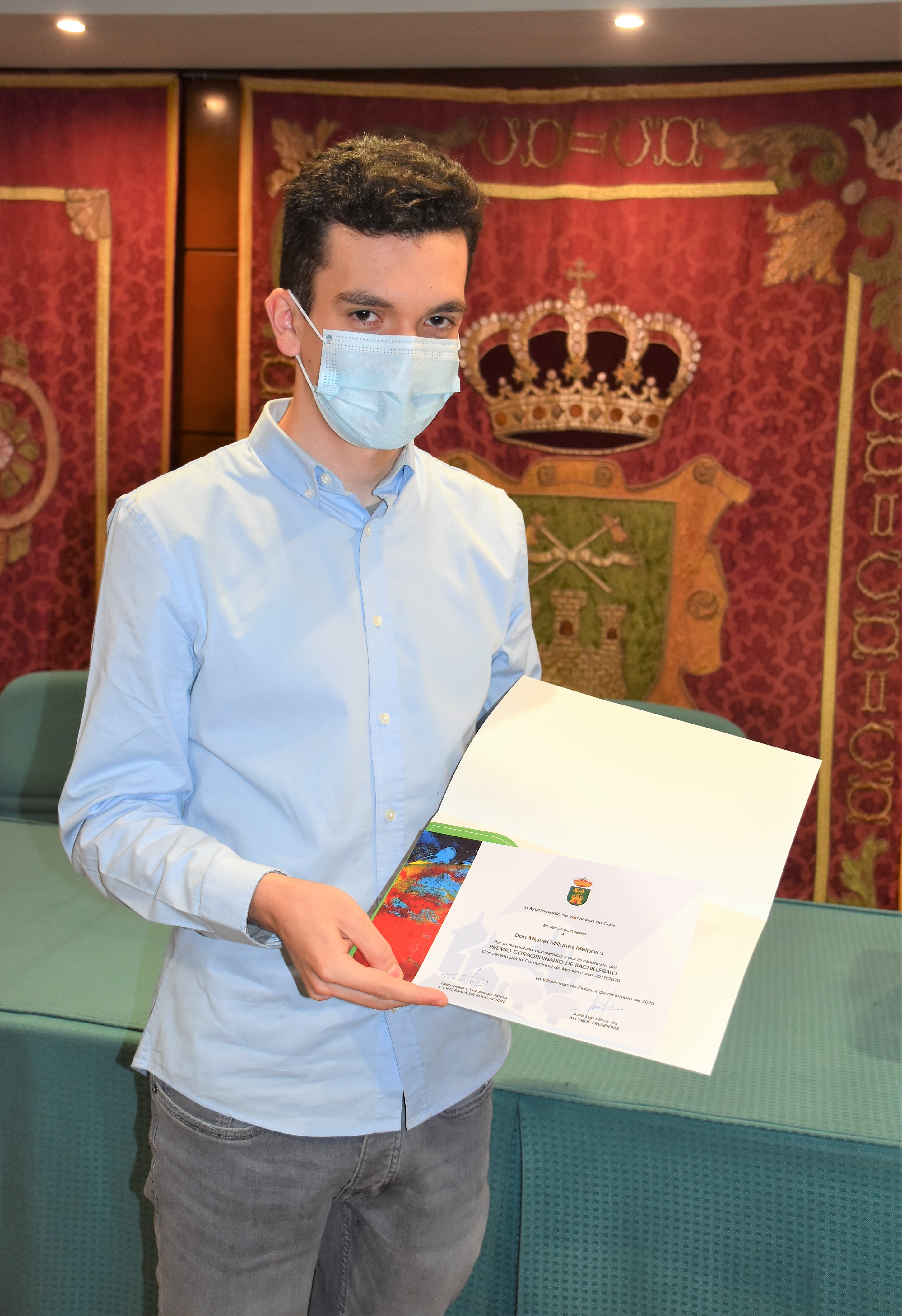 Texto Alternativo: El Ayuntamiento de Villaviciosa reconoce a su joven vecino Miguel Millanes por la obtención del Premio Extraordinario de Bachillerato de la Comunidad de Madrid