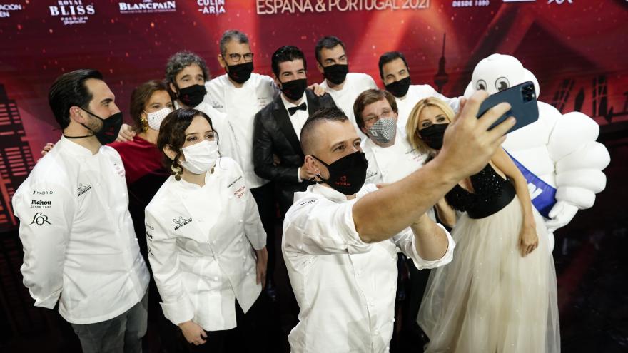 Texto Alternativo: Díaz Ayuso celebra el talento y el esfuerzo de la gastronomía española durante la pandemia
