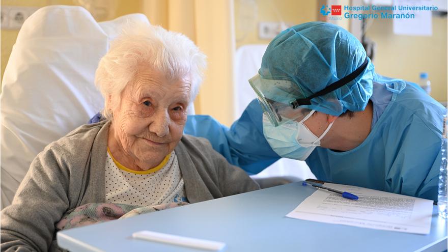 Texto Alternativo: El Marañón da el alta a una paciente de 104 años tras superar una neumonía por Covid-19