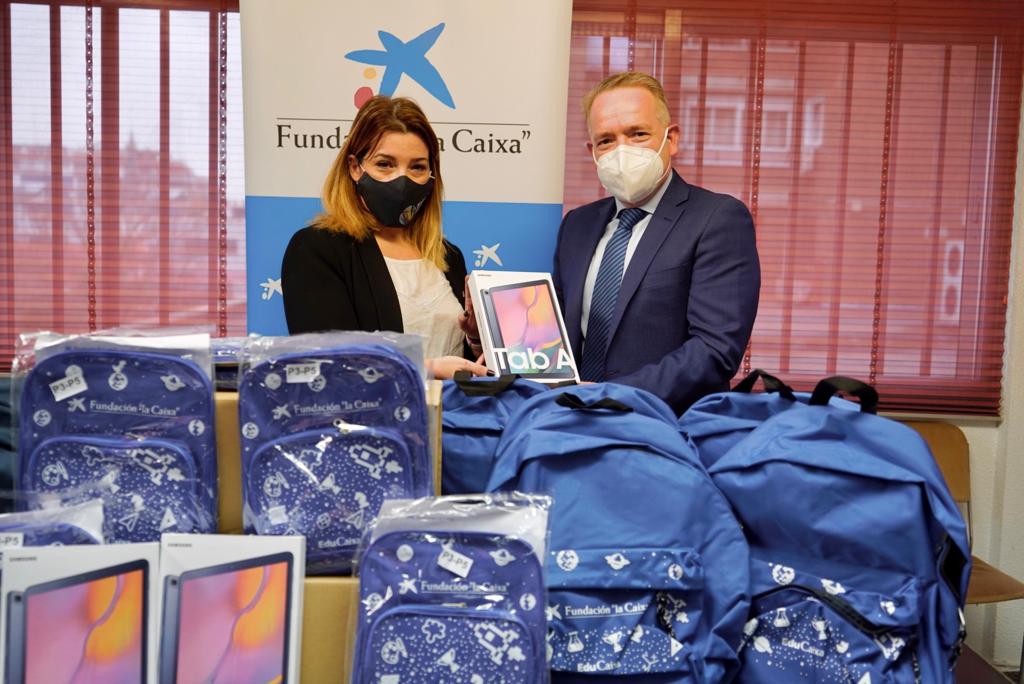 Texto Alternativo: El Gobierno de Móstoles, en colaboración con la Fundación la Caixa, donará más de 400 lotes educativos y 19 tabletas digitales a los niños con menos recursos